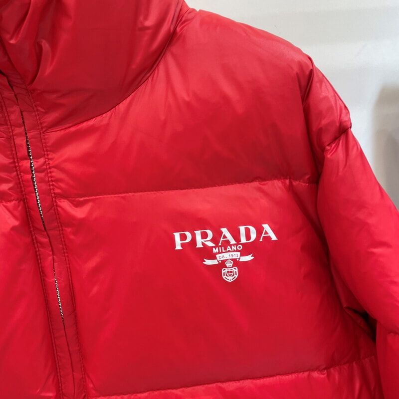 Короткий красный пуховик Прада с логотипом