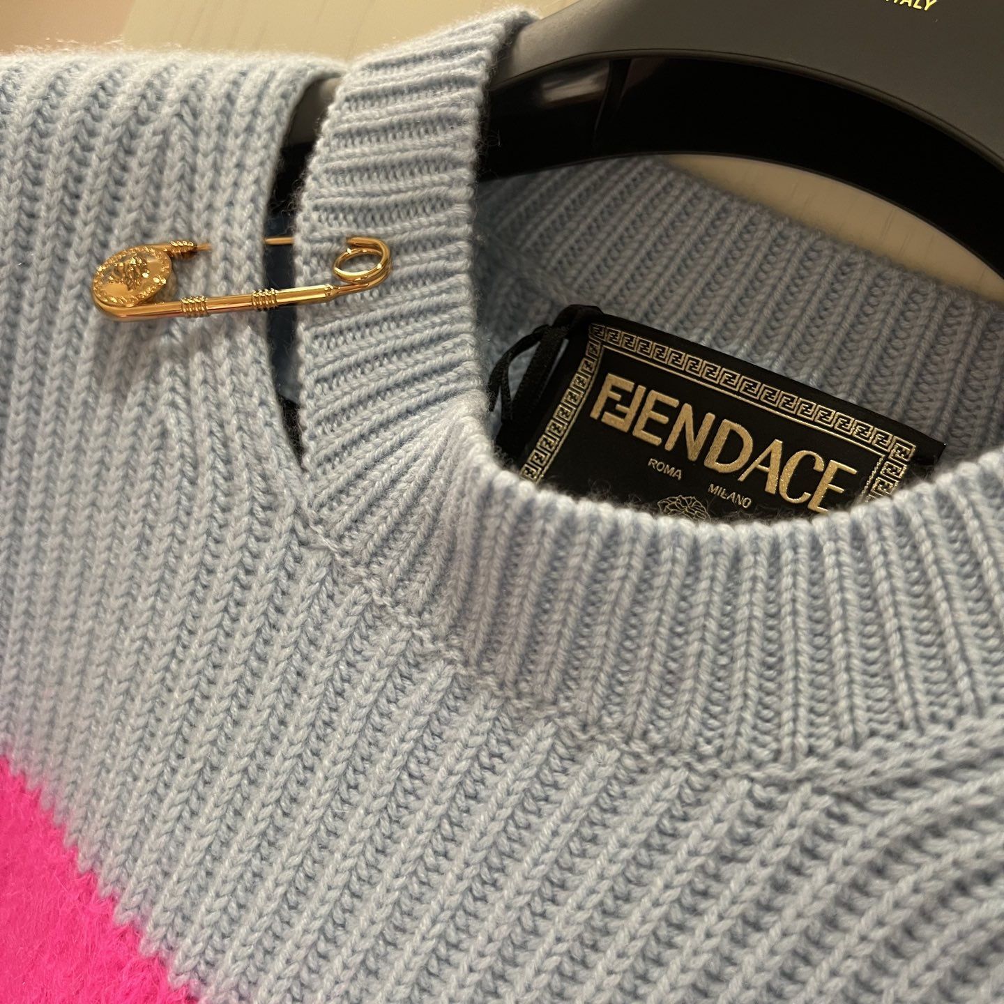 Кашемировый свитер Versace с ярким логотипом