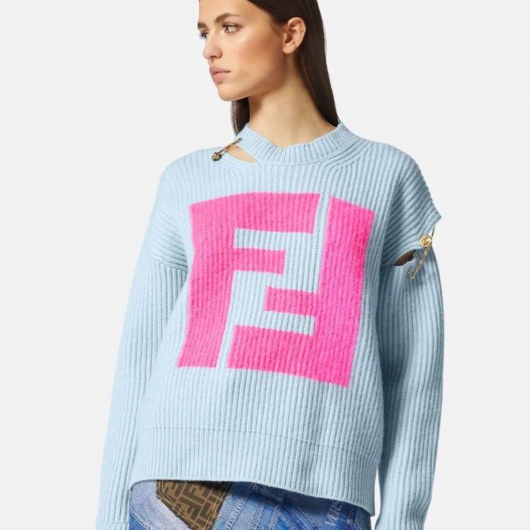 Кашемировый свитер Versace с ярким логотипом