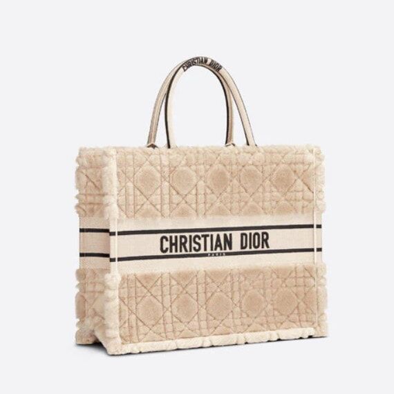 Большая сумка  Book Tote из бежевой овчины с вышивкой Cannage