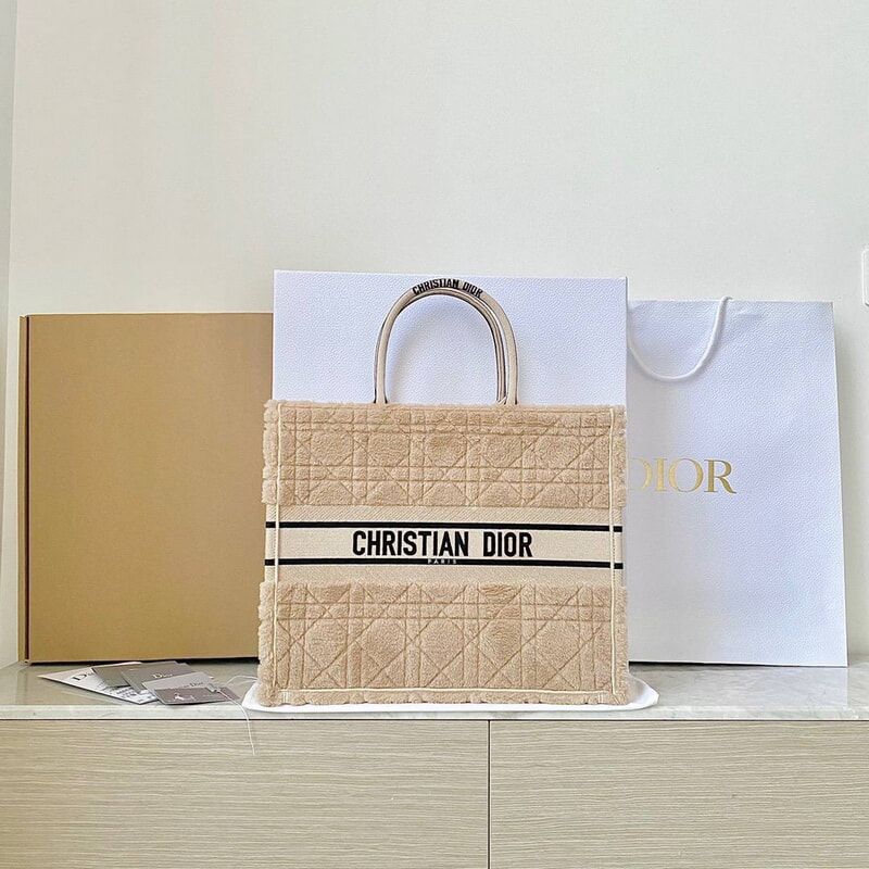 Большая сумка  Book Tote из бежевой овчины с вышивкой Cannage