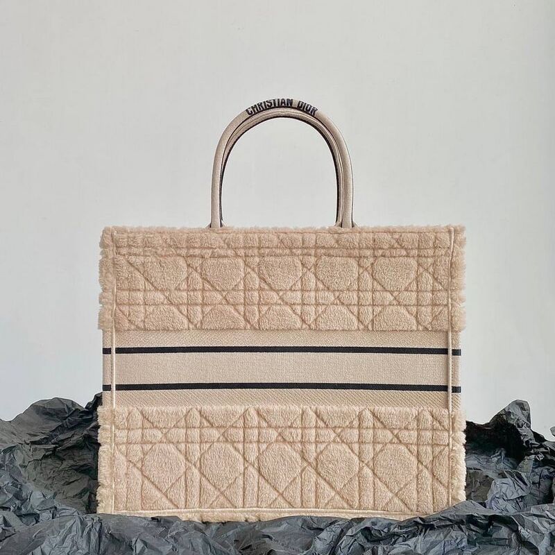 Большая сумка  Book Tote из бежевой овчины с вышивкой Cannage