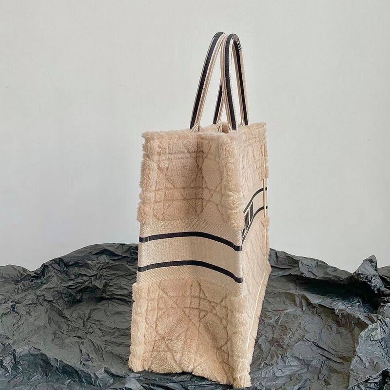Большая сумка  Book Tote из бежевой овчины с вышивкой Cannage