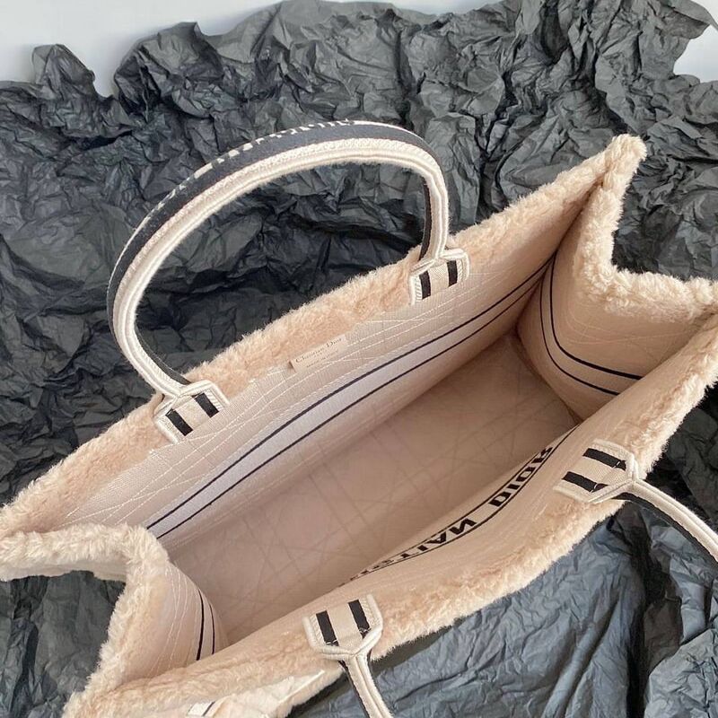 Большая сумка  Book Tote из бежевой овчины с вышивкой Cannage