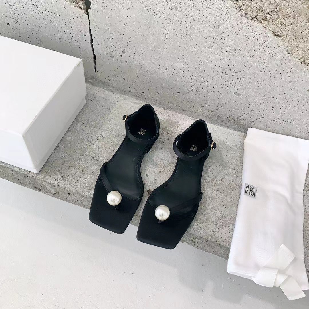 Плоские сандалии Toteme с квадратным носком и жемчугом