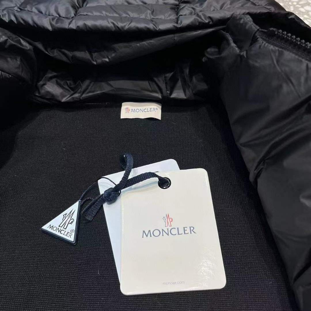 Стьобана куртка Moncler з трикотажними рукавами