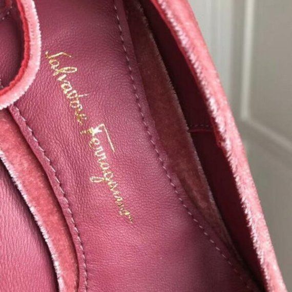 Бархатные туфли Tivoli  Salvatore Ferragamo на фигурной танкетке, розовые