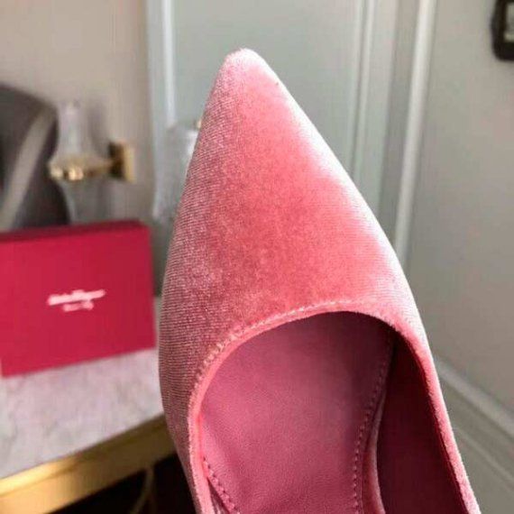 Бархатные туфли Tivoli  Salvatore Ferragamo на фигурной танкетке, розовые