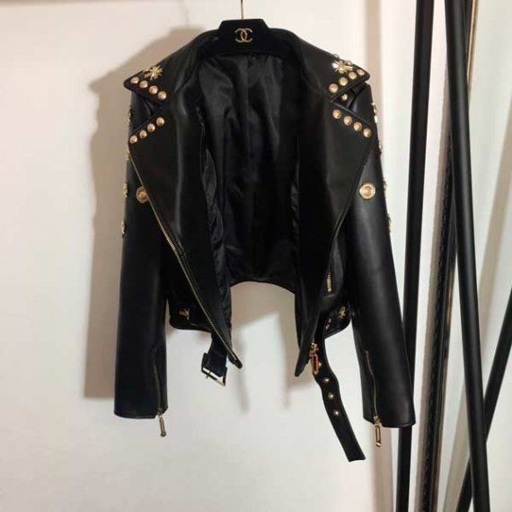 Кожаная куртка-косуха Versace с заклепками и декором