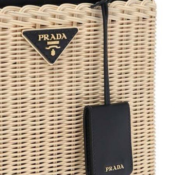 Плетеная сумка Прада изготовленая ​​из ротанга