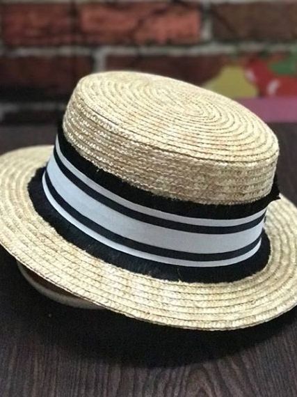 Соломенная шляпка канотье с широкой черно-белой тесьмой
