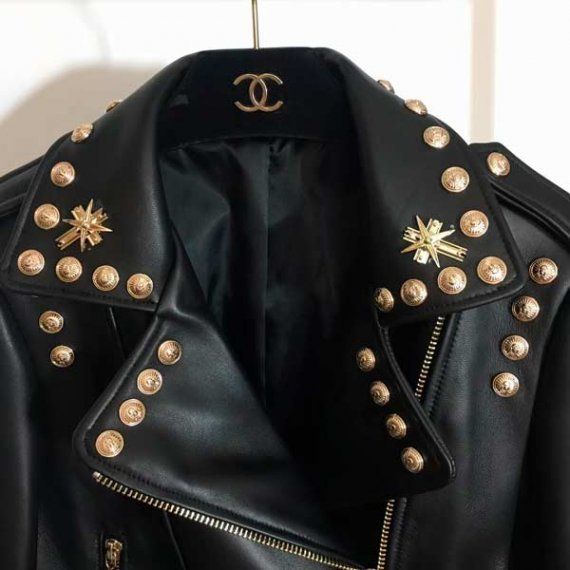 Кожаная куртка-косуха Versace с заклепками и декором