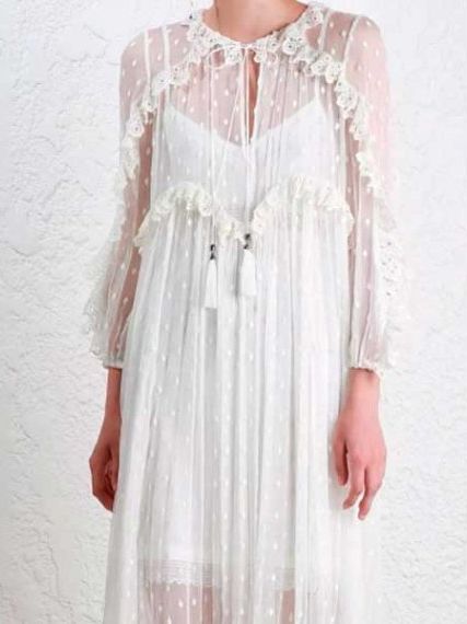 Белое ассиметричное платье с прозрачными рукавами и кружевом