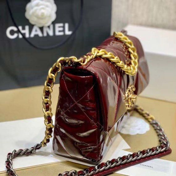 Лаковая сумка Шанель 19, бордовая