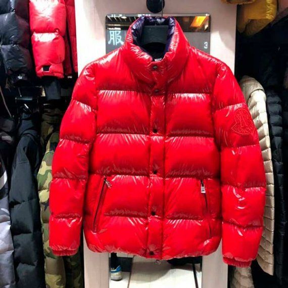 Красный пуховик Moncler Puffer с цветной эмблемой на рукаве