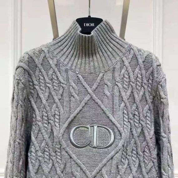 Вязаный свитер , серый