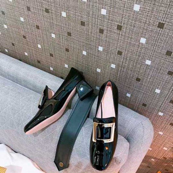 Лоферы Roger Vivier с фирменной пряжкой