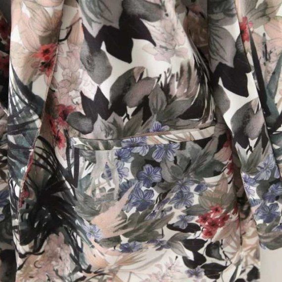 Легкий женский пиджак с цветочным принтом и поясом