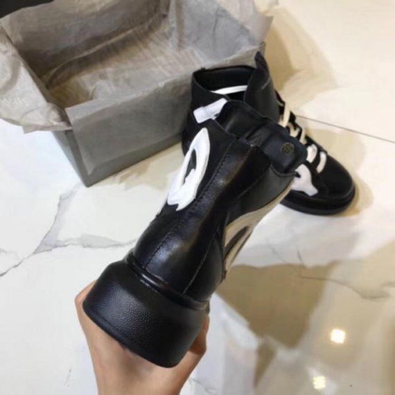 Ботинки Alexander McQueen на платформе с надписью бренда, черно-белые