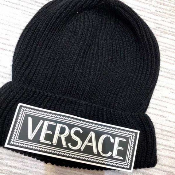Шапка Versace с логотипом бренда