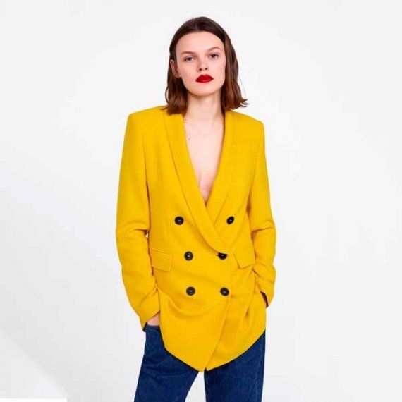 Желтый двубортный пиджак