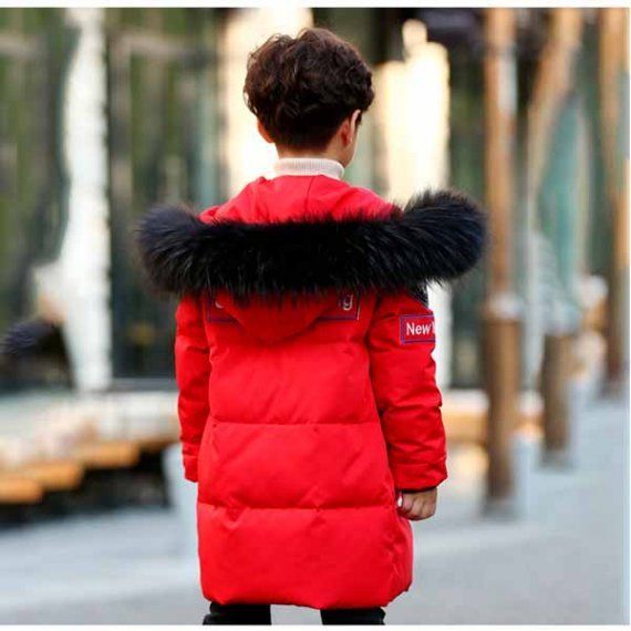 Детский пуховик-пальто с нашивками и меховой опушкой