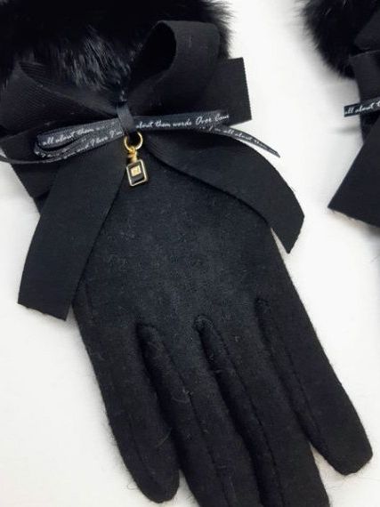 Черные перчатки с бантом и меховой опушкой