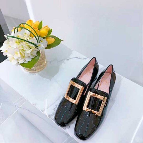 Лоферы Roger Vivier с фирменной пряжкой