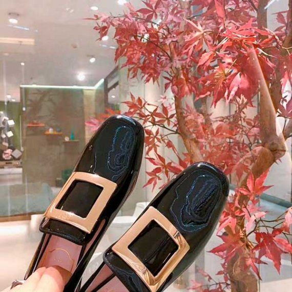 Лоферы Roger Vivier с фирменной пряжкой