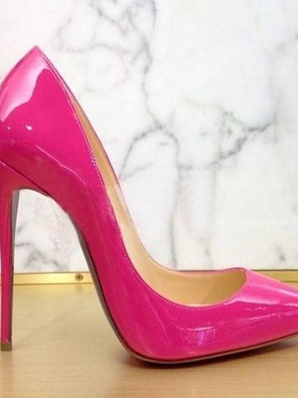 Яркие неоново-розовые туфли на каблуке от Christian Louboutin