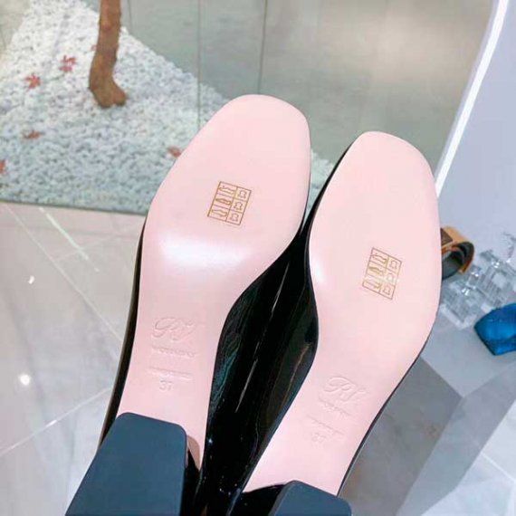 Лоферы Roger Vivier с фирменной пряжкой