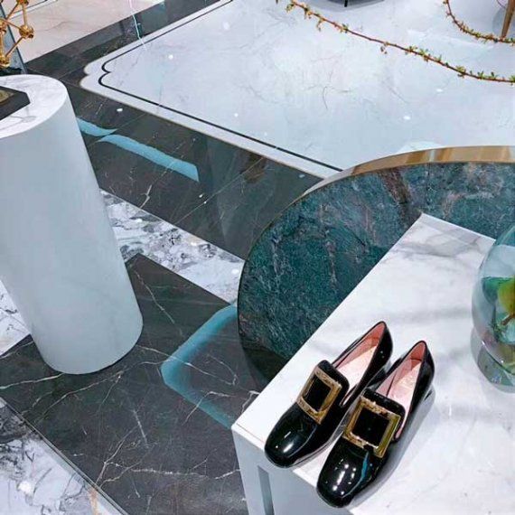 Лоферы Roger Vivier с фирменной пряжкой