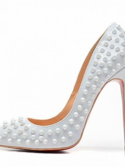 Несравненные белые туфли Christian Louboutin, декорированные шипами