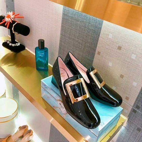 Лоферы Roger Vivier с фирменной пряжкой