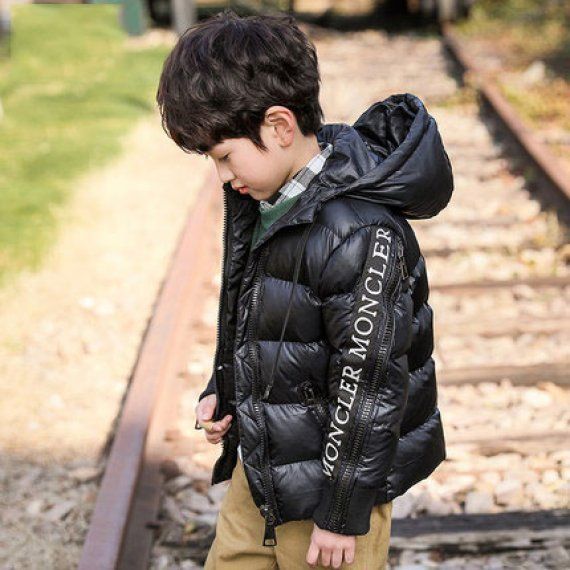 Детский пуховик Moncler с брендированным рукавом, черный
