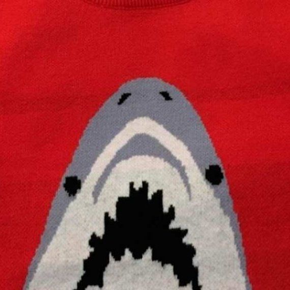 Короткий свитер с акулой