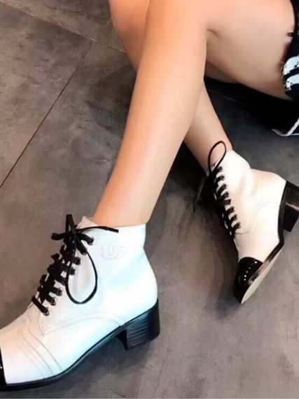 Ботинки Шанель с лаковым носком