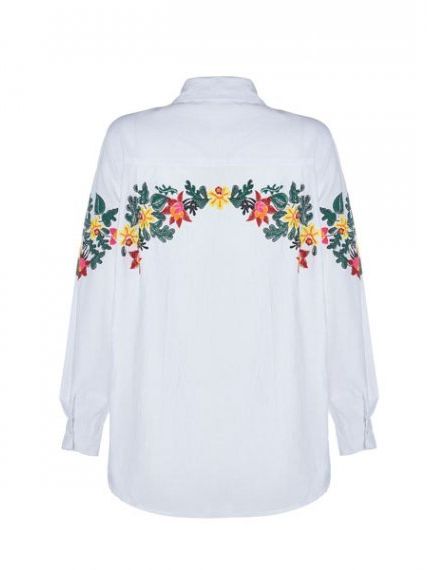 Белая удлиненная рубашка с цветами